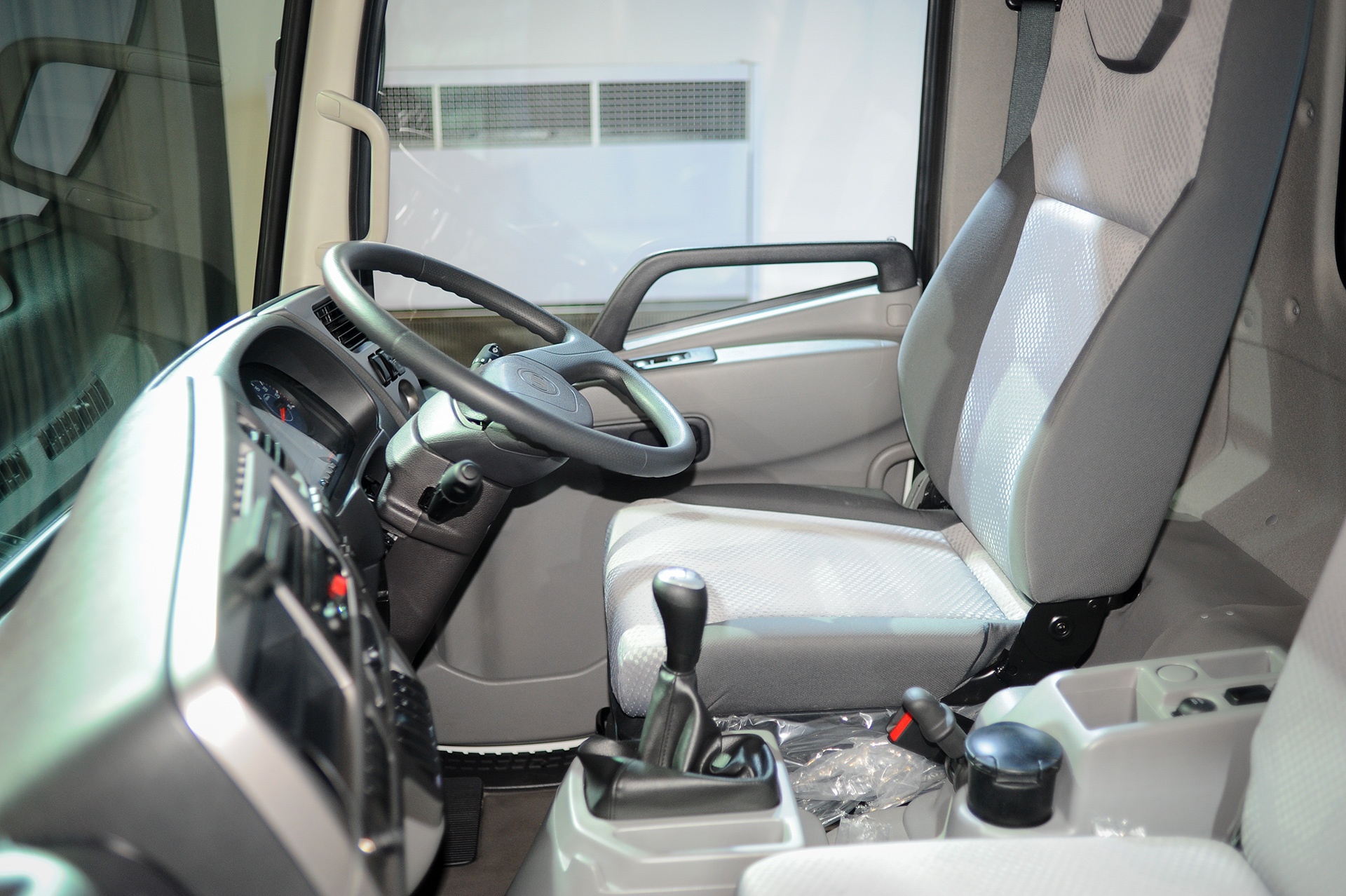 Xe tai UD Trucks Croner ra mat anh 4