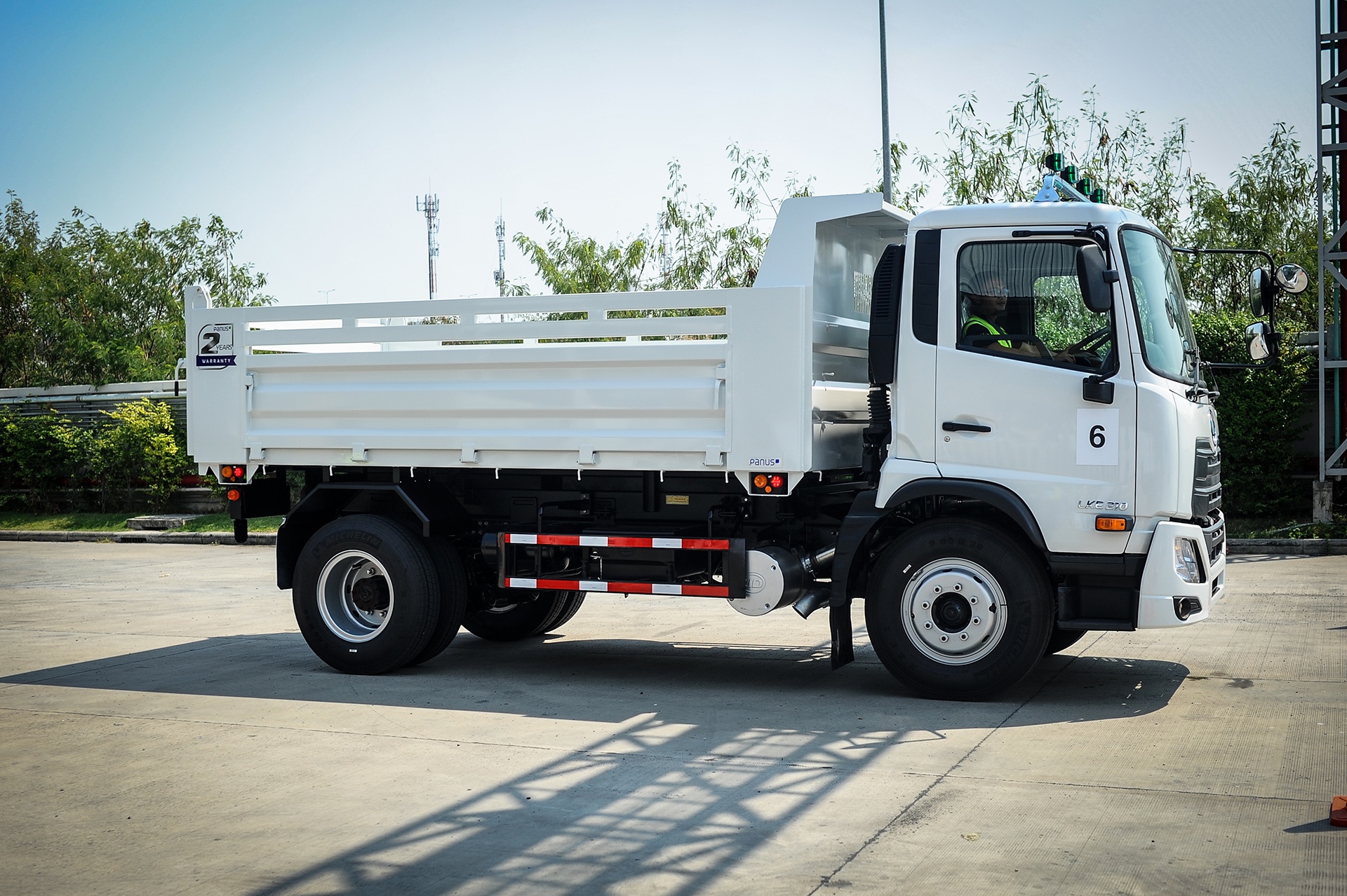 Xe tai UD Trucks Croner ra mat anh 2
