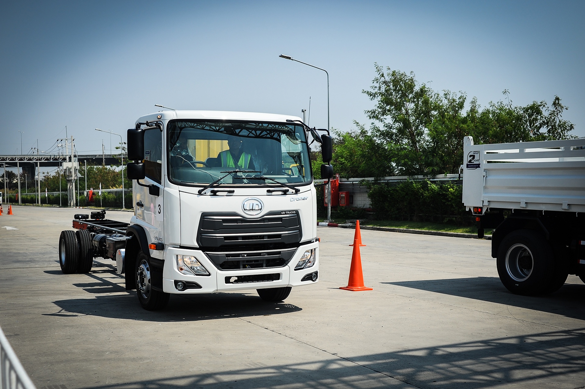 Xe tai UD Trucks Croner ra mat anh 3