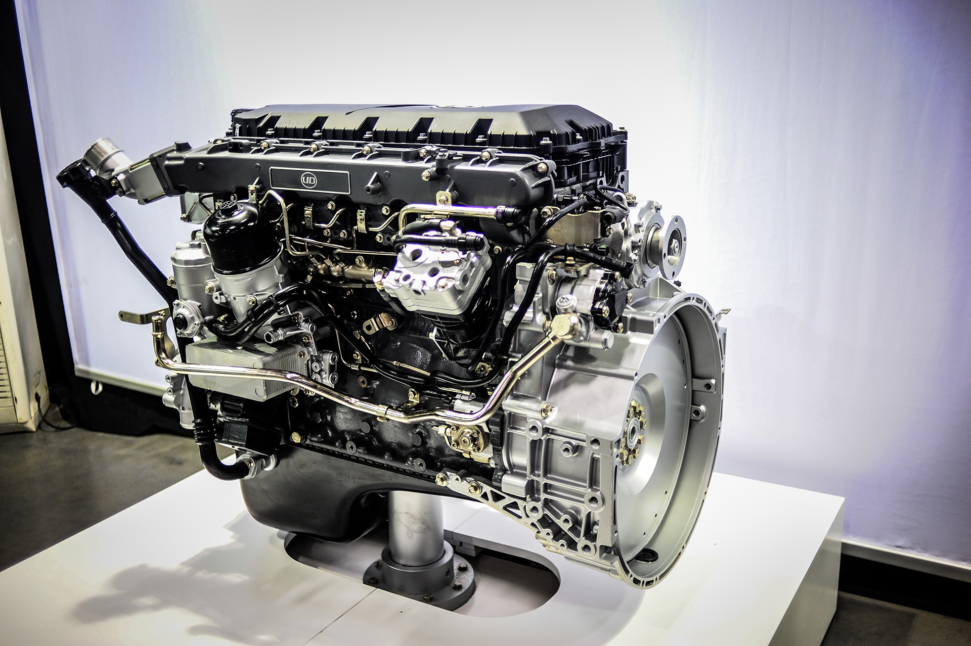 Xe tai UD Trucks Croner ra mat anh 7