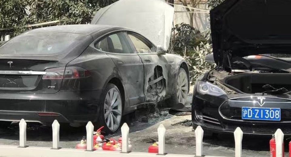 Tesla Model S boc chay o tram sac dien hinh anh