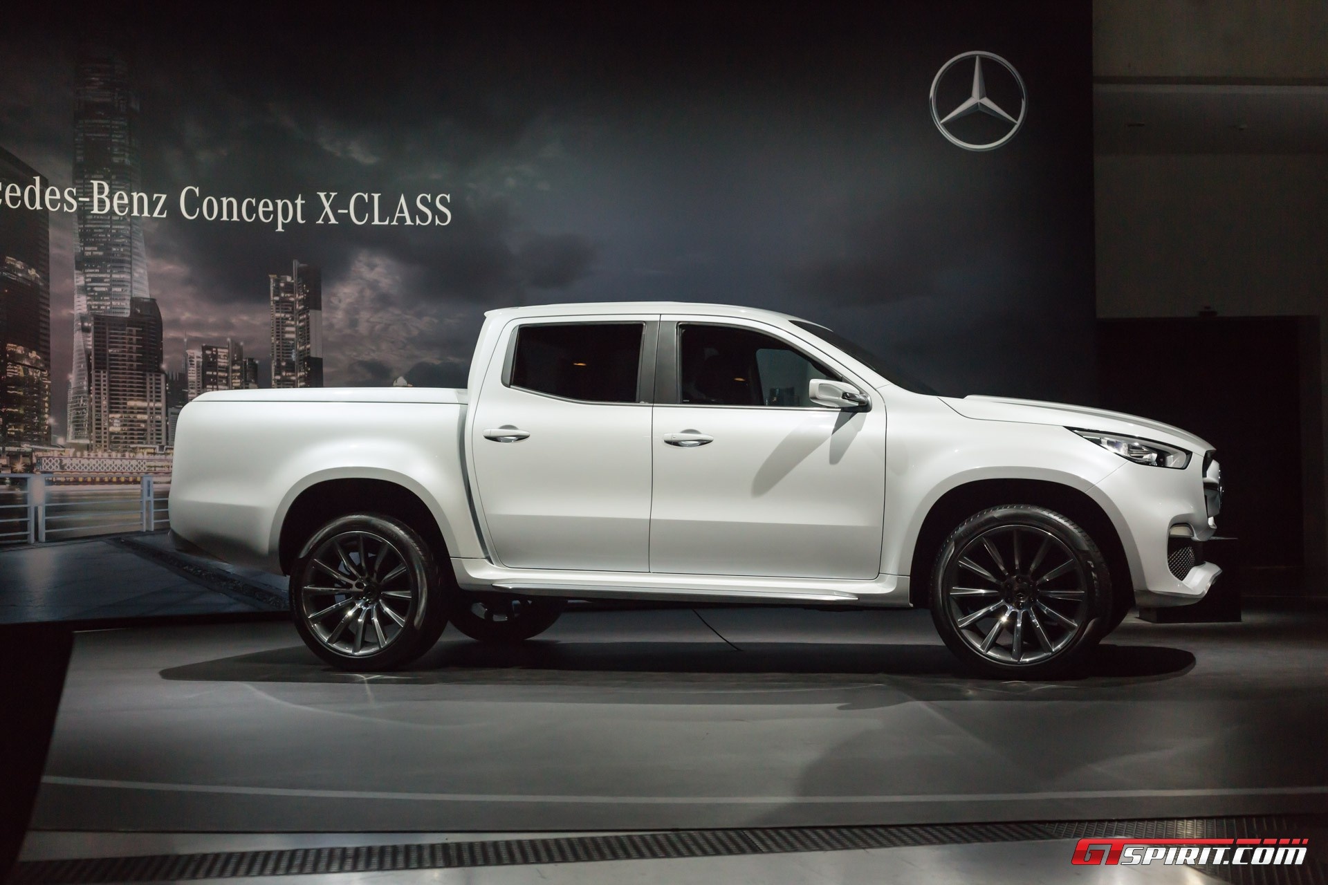 xe ban tai Mercedes-Benz X-Class anh 1
