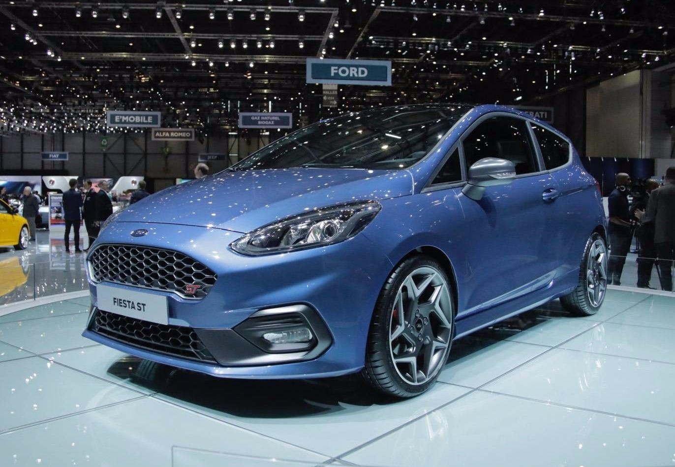 Ford Fiesta ST 2017 trang bi dong co moi hinh anh