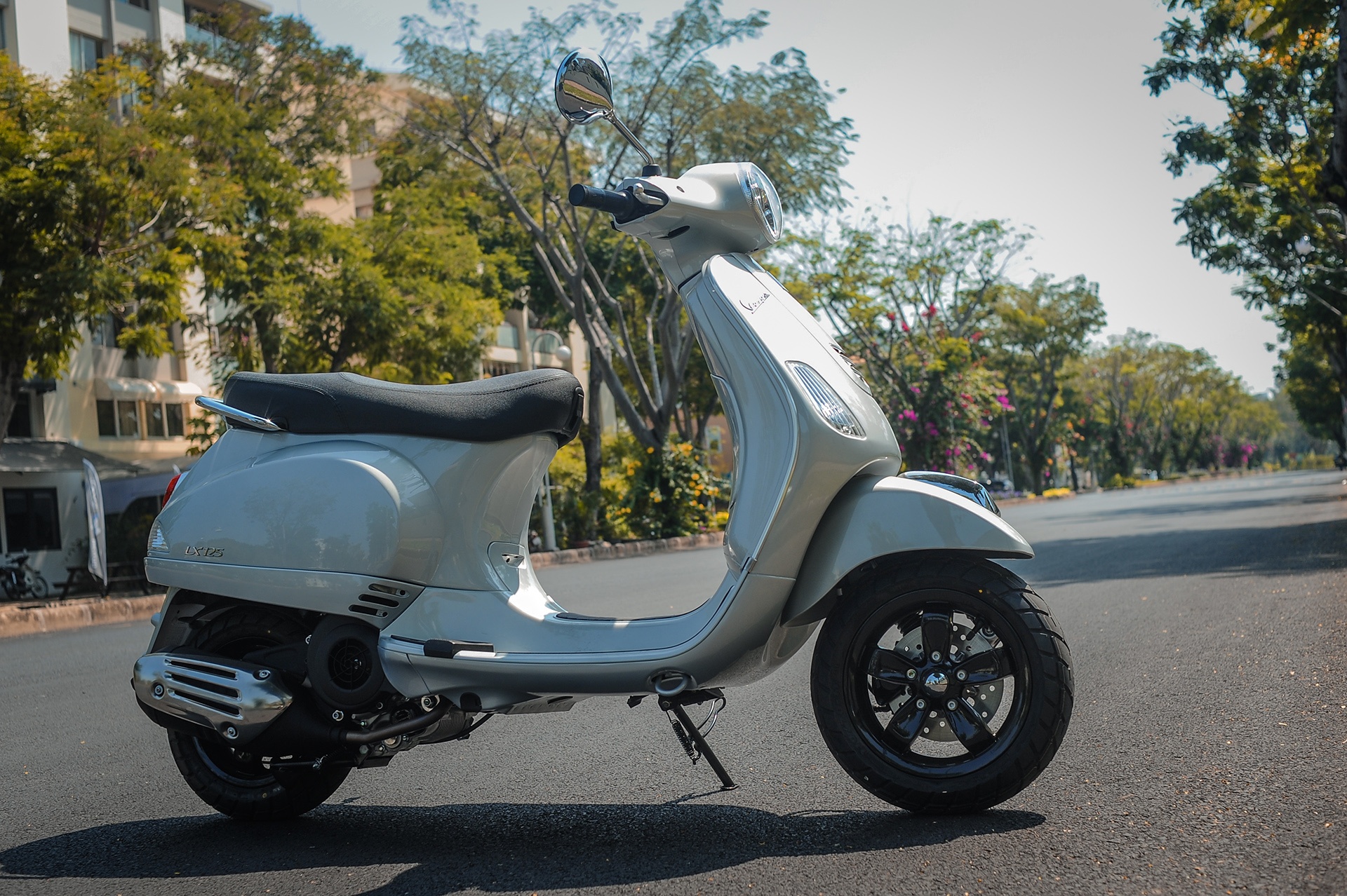 Chi tiet Vespa LX 125 2017 moi ban lai o Viet Nam hinh anh