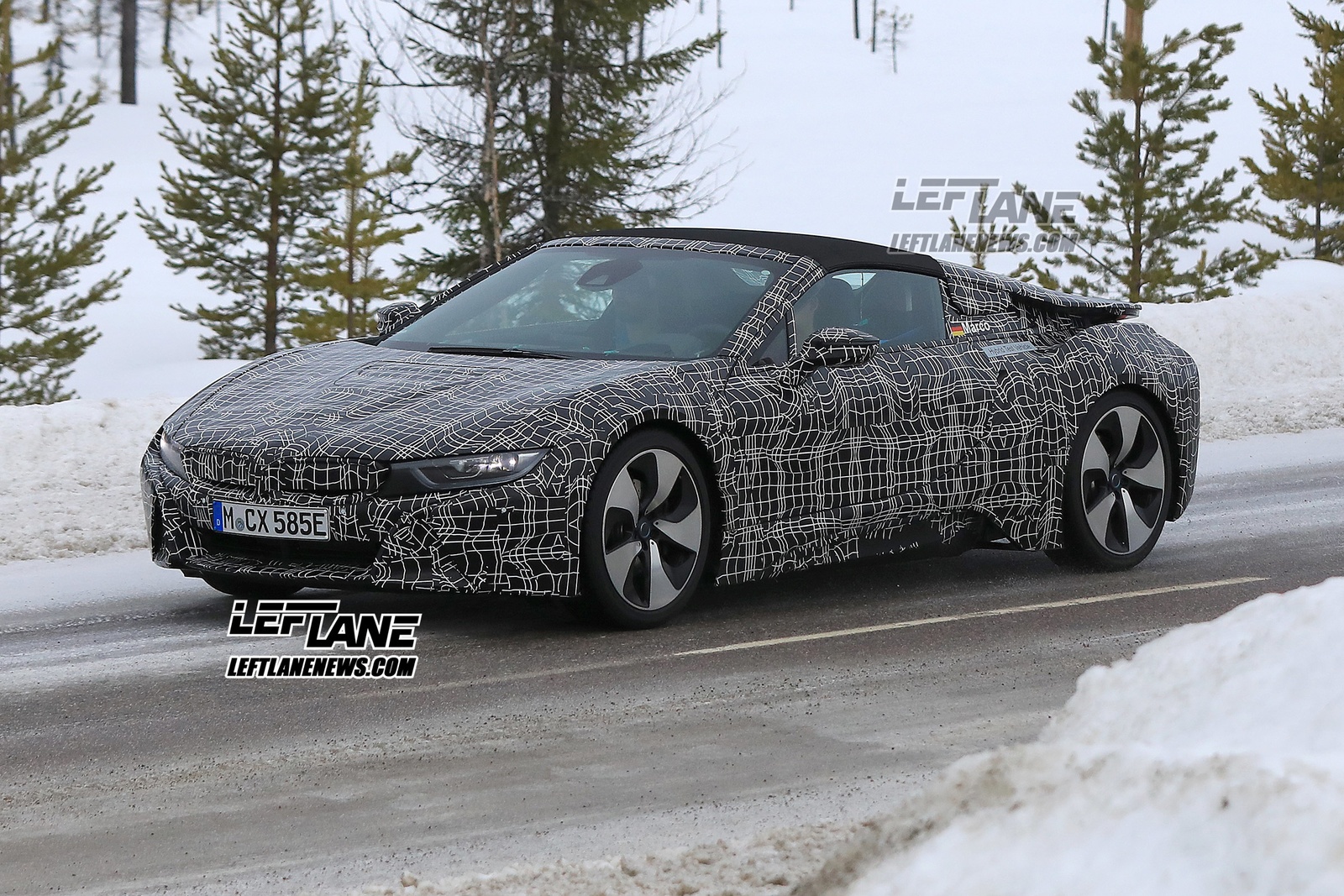 BMW i8 Spyder tren duong chay thu hinh anh