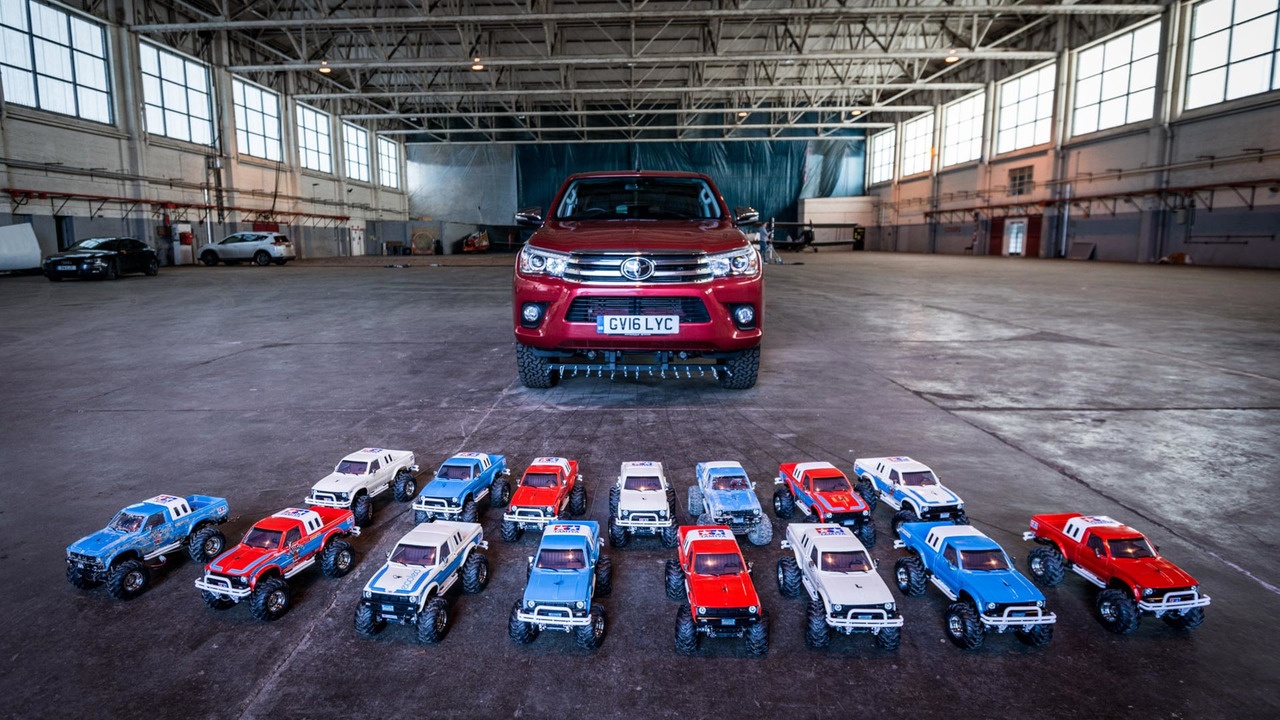 Dung xe mo hinh keo xe ban tai Toyota Hilux hinh anh