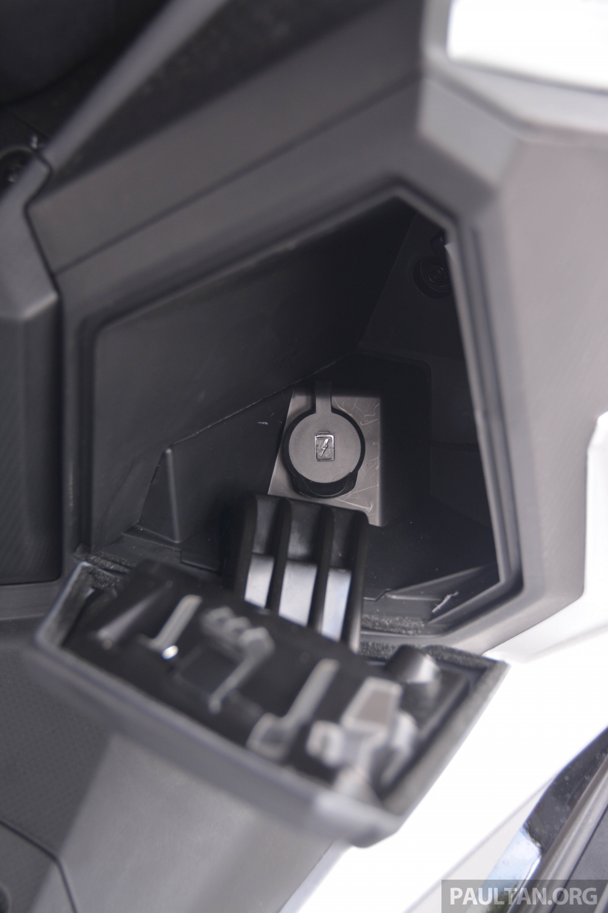 SYM Cruisym 300i 2017 trinh lang anh 9