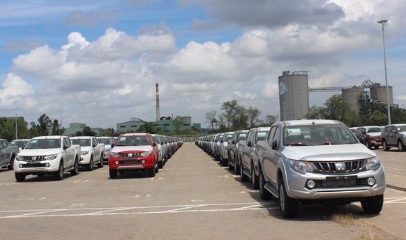 Oto nhap khau xep day cang tai TP.HCM hinh anh