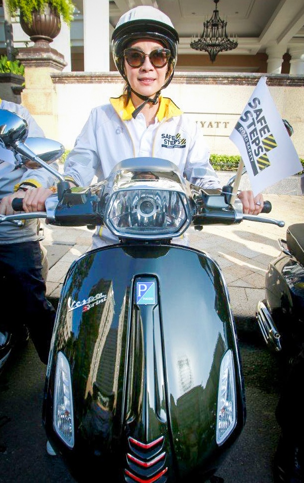 Dương Tử Quỳnh chạy Vespa tại Việt Nam ảnh 2 Duong Tu Quynh chay Vespa tai Viet Nam anh 2