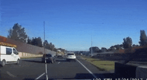 SUV lat ngua khi dam vao duoi xe Mini Cooper hinh anh