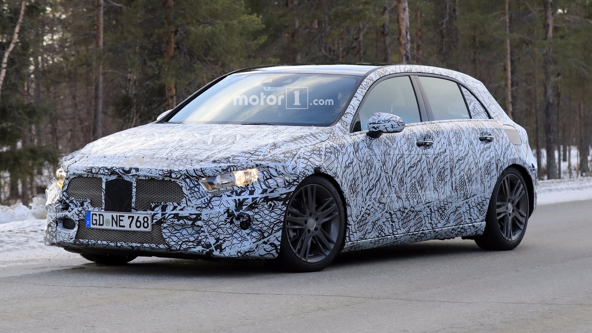 Mercedes-Benz A45 AMG moi anh 2