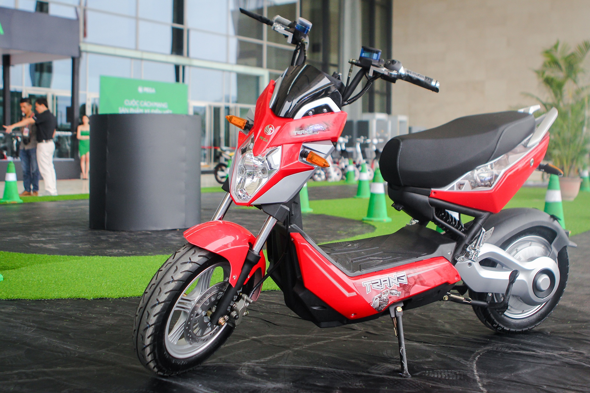 Xe may dien Viet Nam gia ngang Honda Wave Alpha hinh anh