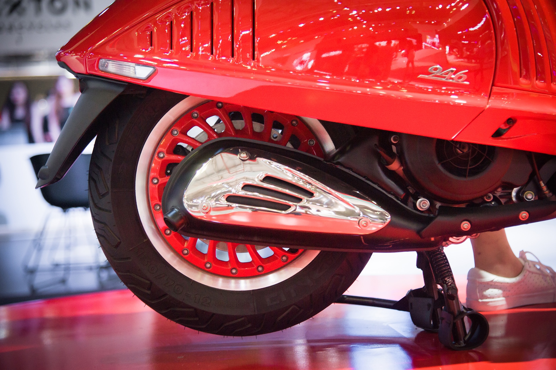 Sieu pham tay ga Vespa 946 RED tai Viet Nam anh 8