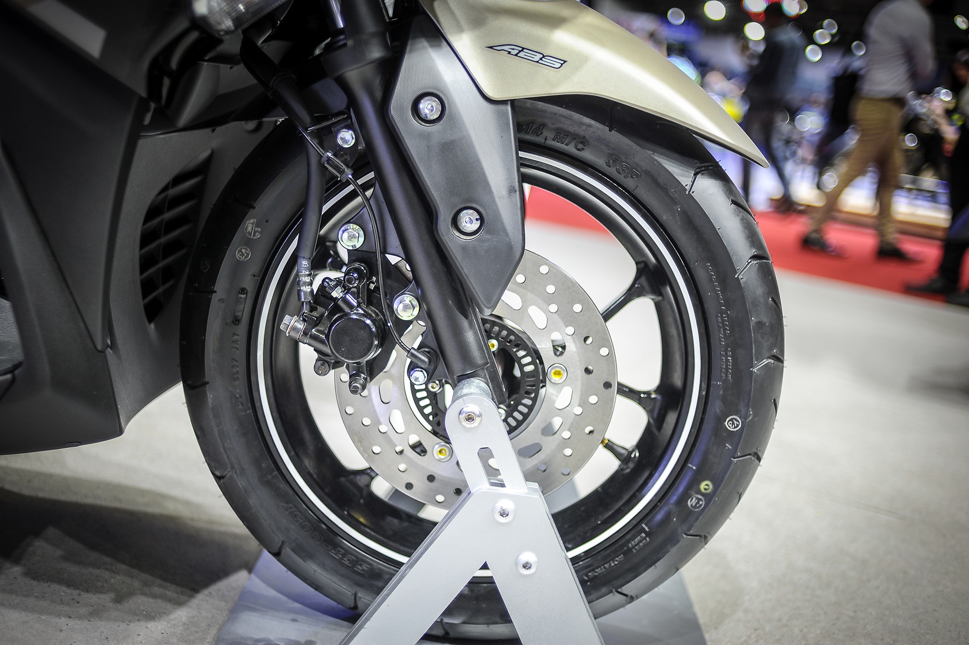 Yamaha NVX ban dac biet thay giam xoc anh 4