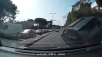 Audi A3 boc chay sau khi va cham tren duong hinh anh