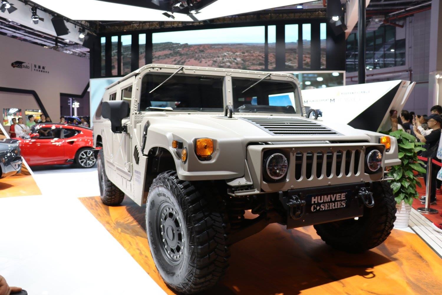 SUV da chien giong Hummer cho nguoi giau Trung Quoc hinh anh