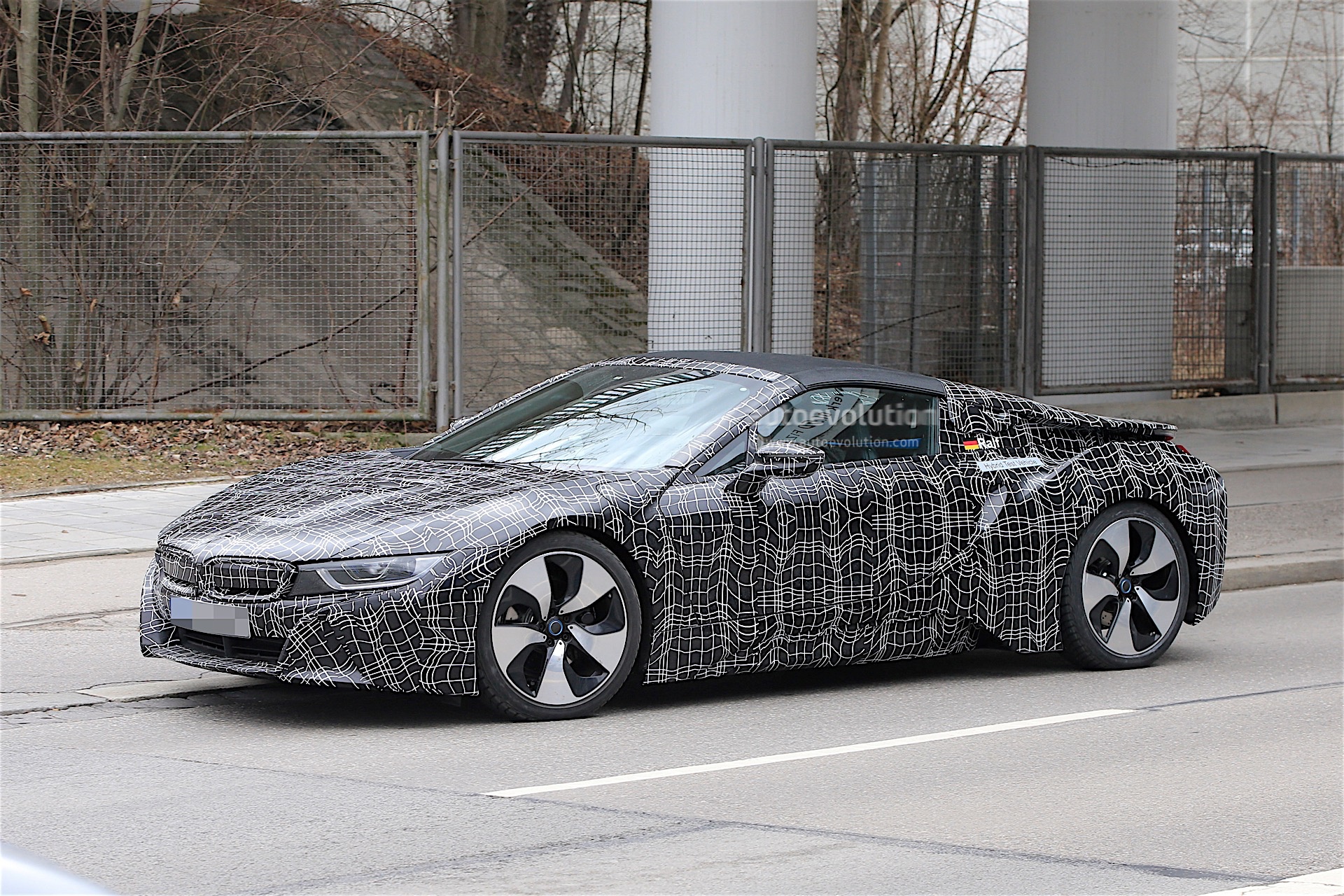 Xe the thao BMW i8 mui tran lo dien, san sang cho san xuat hinh anh