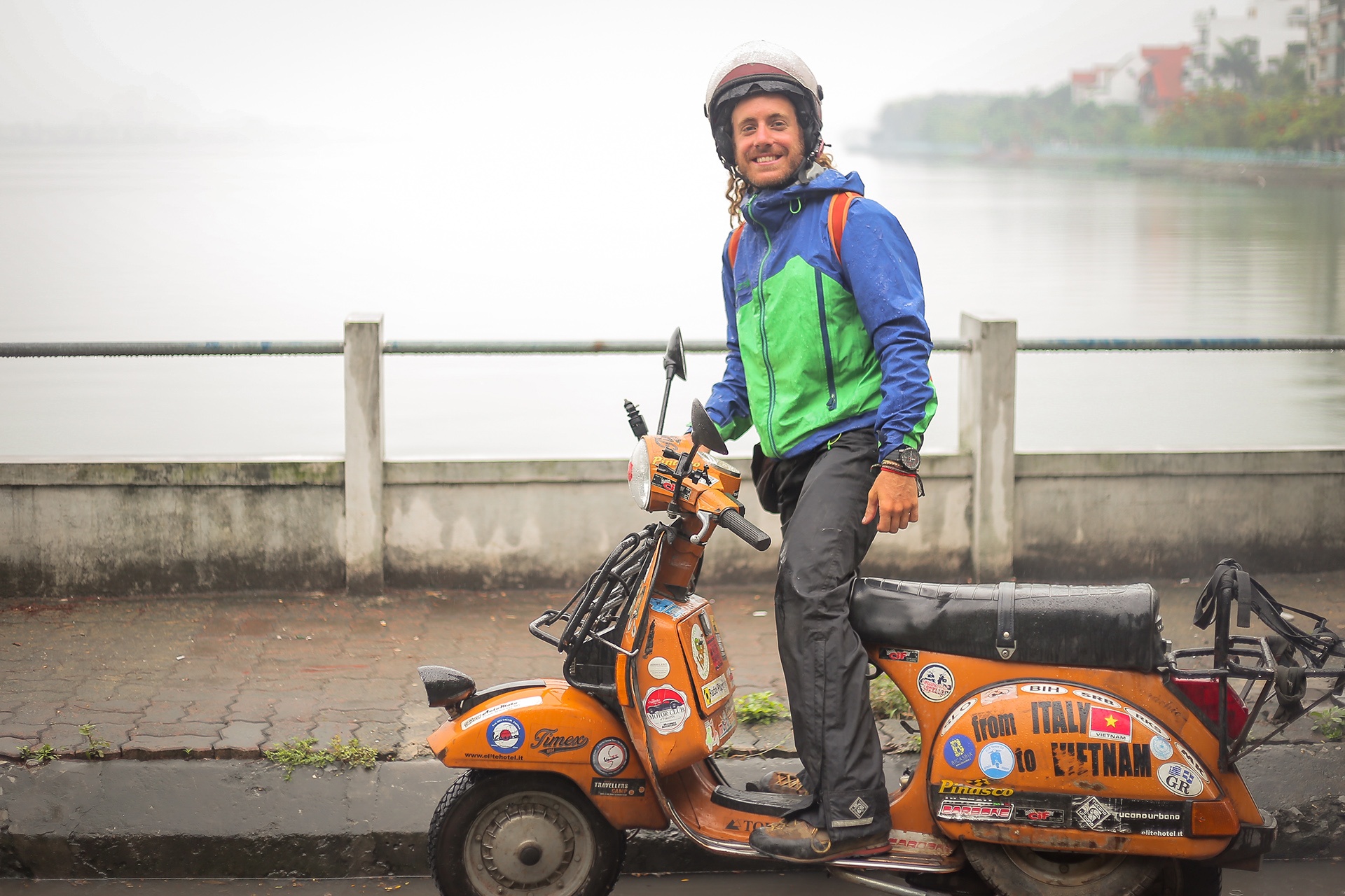 Xe tay ga la cua chang trai di xuyen luc dia tu Italy den Viet Nam hinh anh