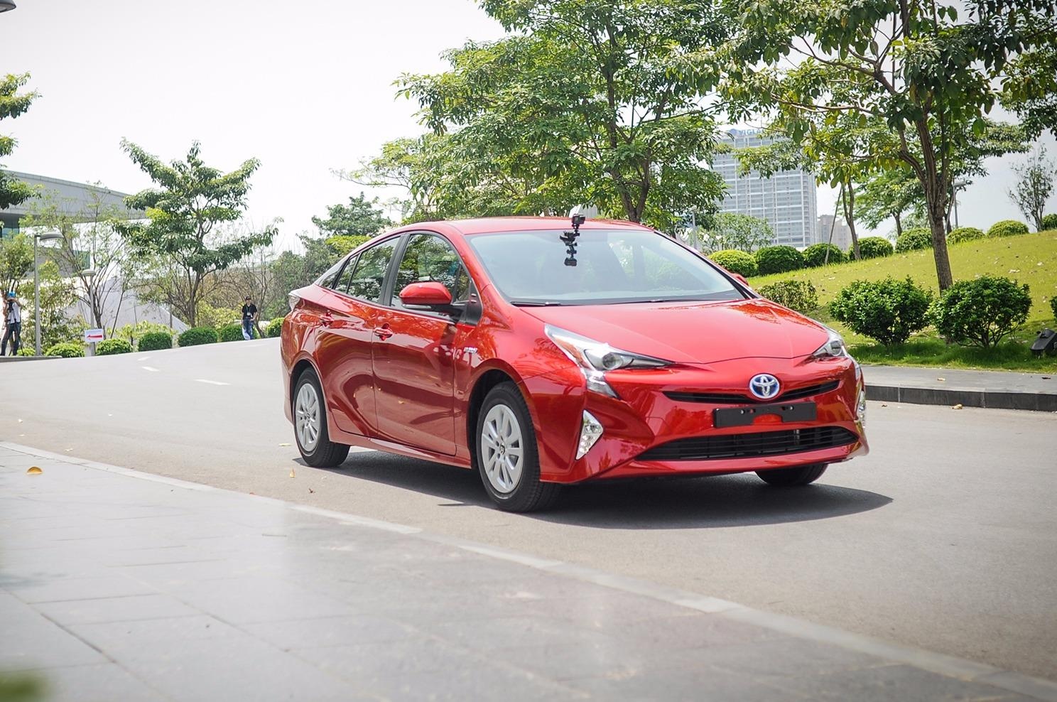 Oto chay 100 km het 3 lit xang cua Toyota chuan bi ban tai VN hinh anh