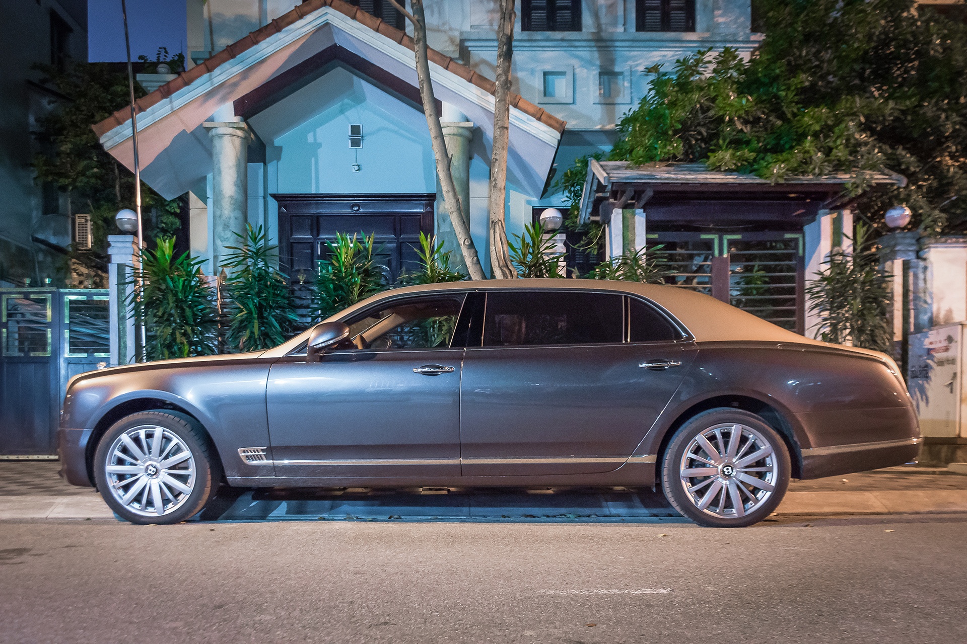 Bentley Mulsanne EWB 2017 tai Viet Nam anh 2