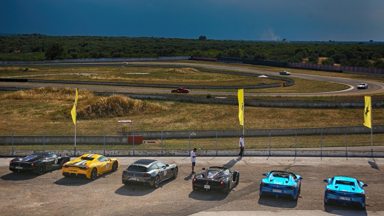 hon 100 sieu xe Ferrari hoi ngo anh 1