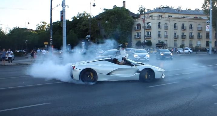 Sieu xe trieu do Ferrari dot lop tren duong hinh anh