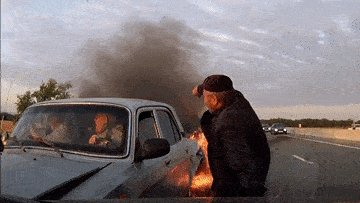 Dap cua kinh oto cuu nguoi khoi dam chay hinh anh