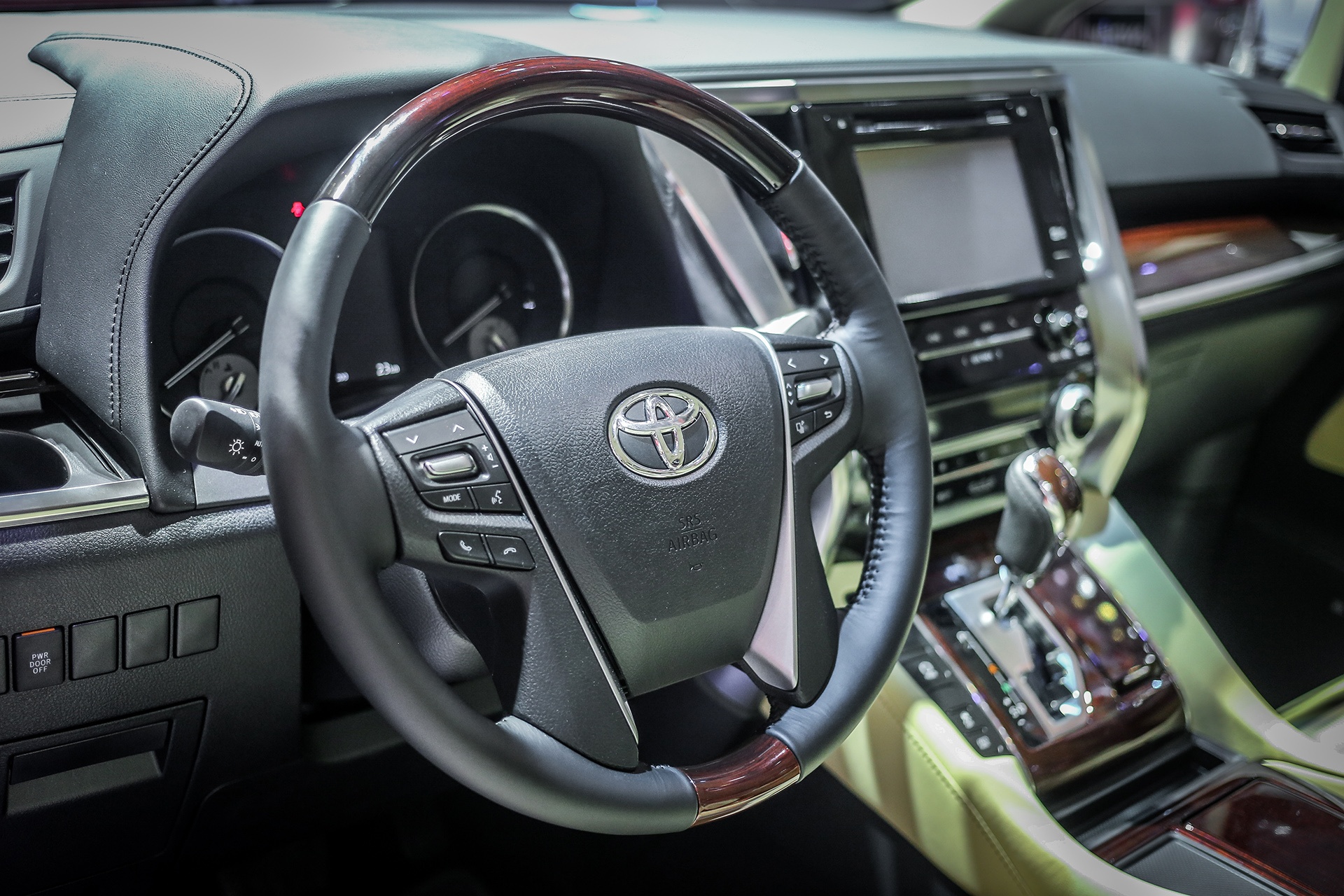 Toyota Alphard 2017 gia bao nhieu anh 9