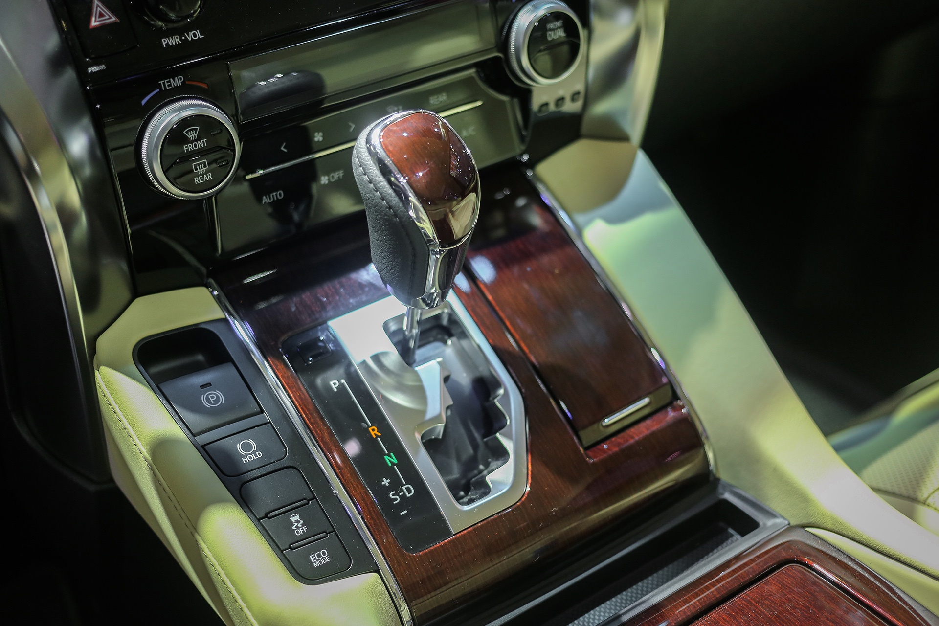 Toyota Alphard 2017 gia bao nhieu anh 11