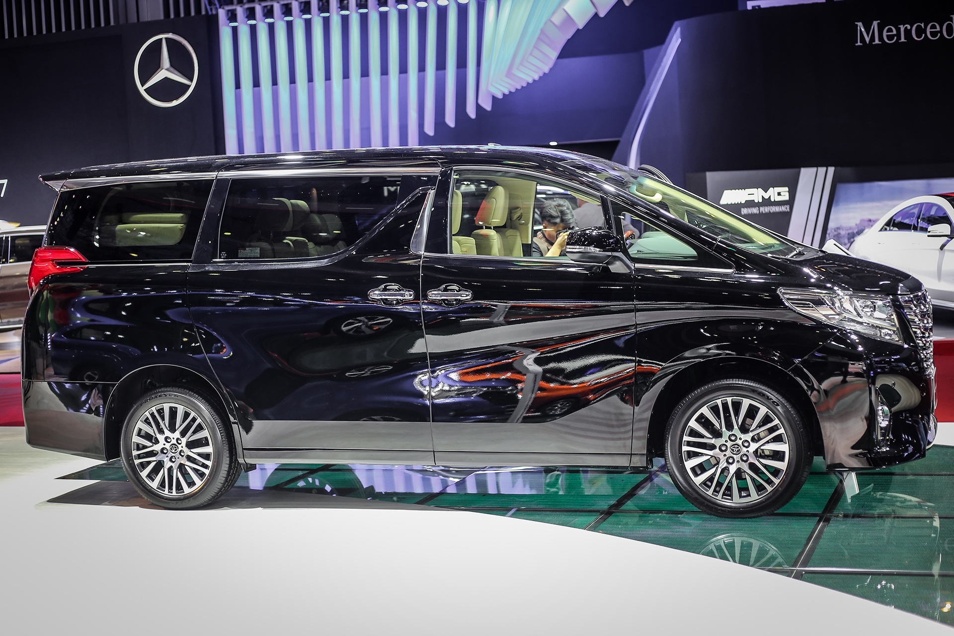 Toyota Alphard 2017 gia bao nhieu anh 1