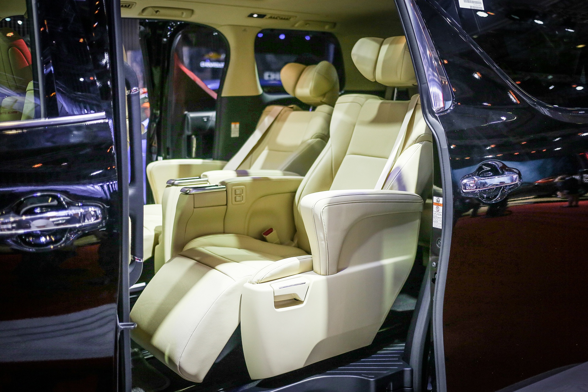 Toyota Alphard 2017 gia bao nhieu anh 13