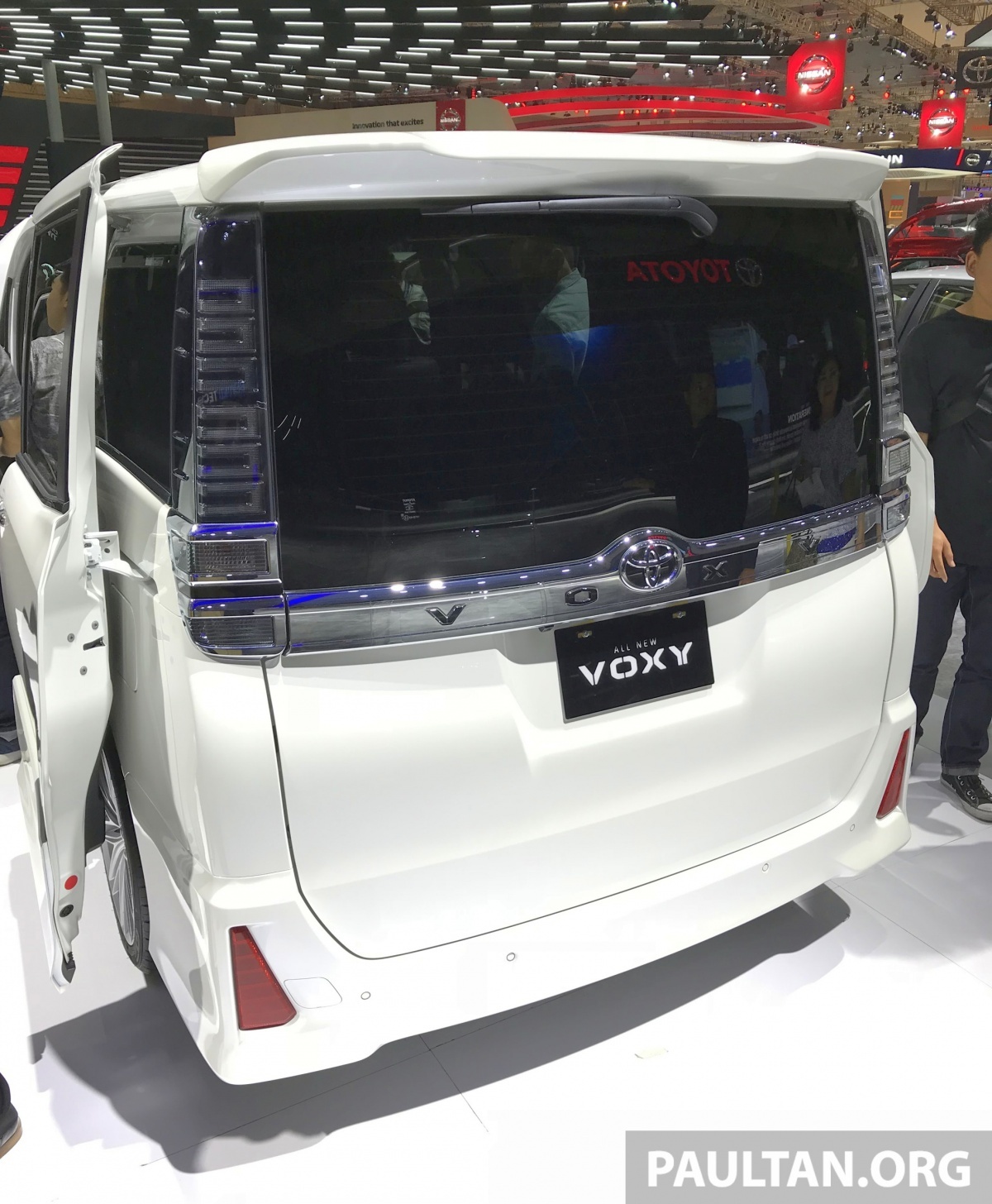 Toyota Voxy 2017 ra mắt ảnh 2 Toyota Voxy 2017 ra mat anh 2