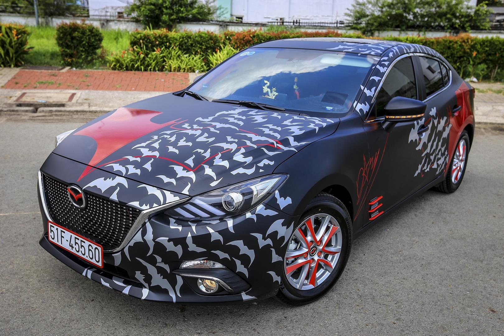 Mazda3 2017 dan tem Batman, do do choi tai Sai Gon hinh anh