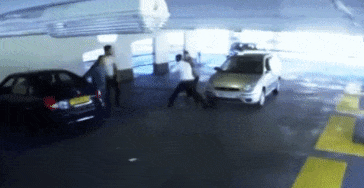 Va cham trong bai do xe, tai xe ha knock-out doi thu hinh anh