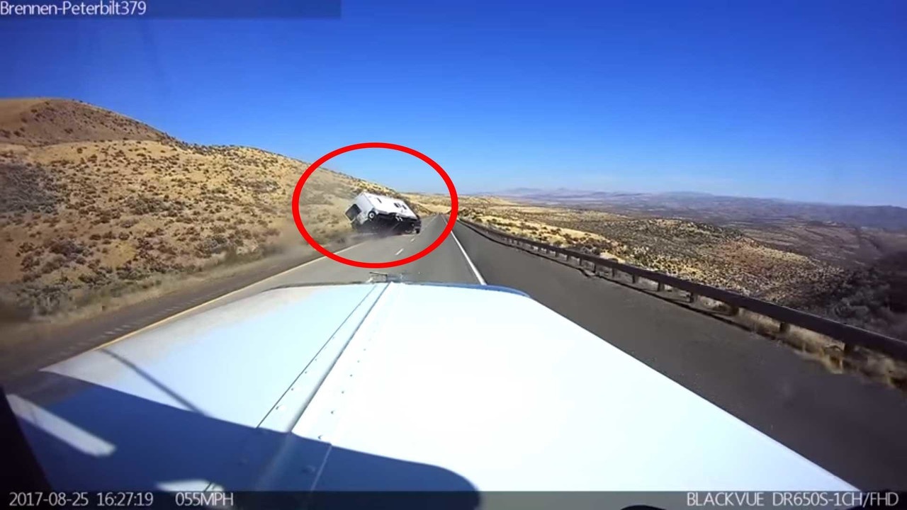 Xe SUV Ford lat nhao tren xa lo do lai toc do cao hinh anh