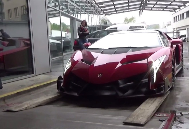 Lot van go dua Lamborghini Veneno len thung xe tai hinh anh