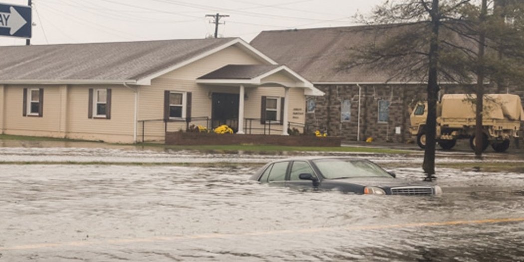 Xe co ngam nuoc trong con bao Harvey tai My hinh anh