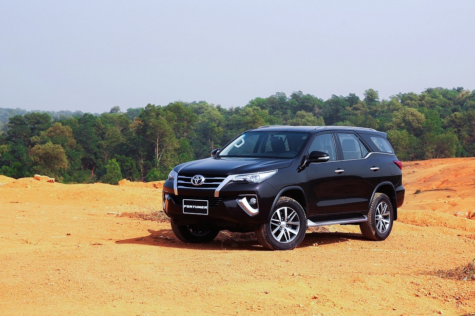 Bat chap doi thu giam gia, Toyota Fortuner lap ky luc doanh so hinh anh