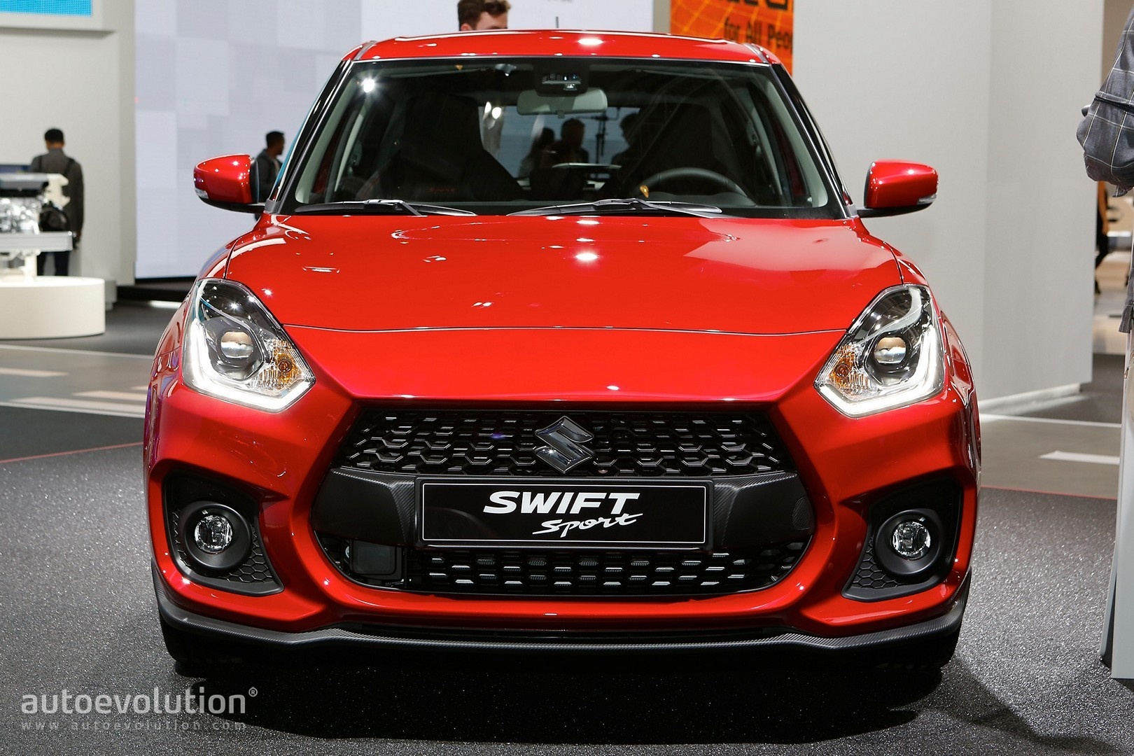 Suzuki Swift Sport 2018 van hanh tren duong hinh anh