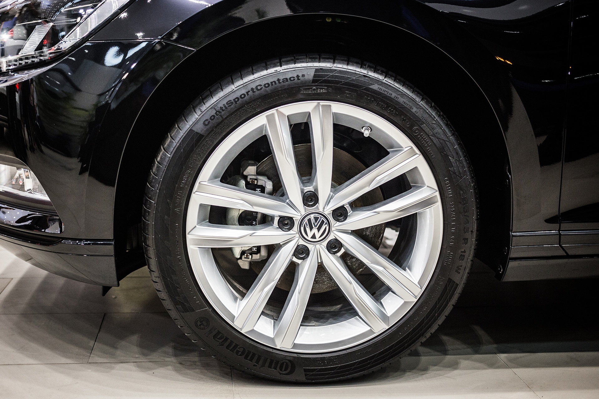 Volkswagen Passat canh tranh Camry anh 4