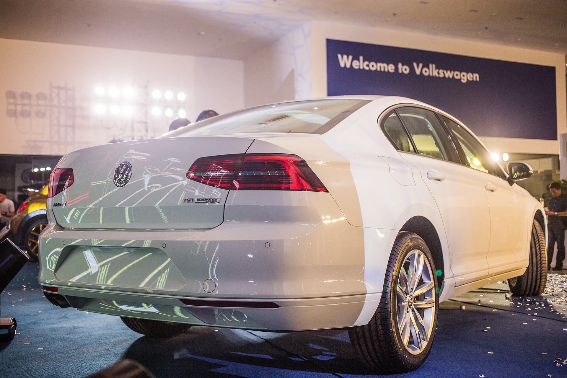 Volkswagen Passat canh tranh Camry anh 2