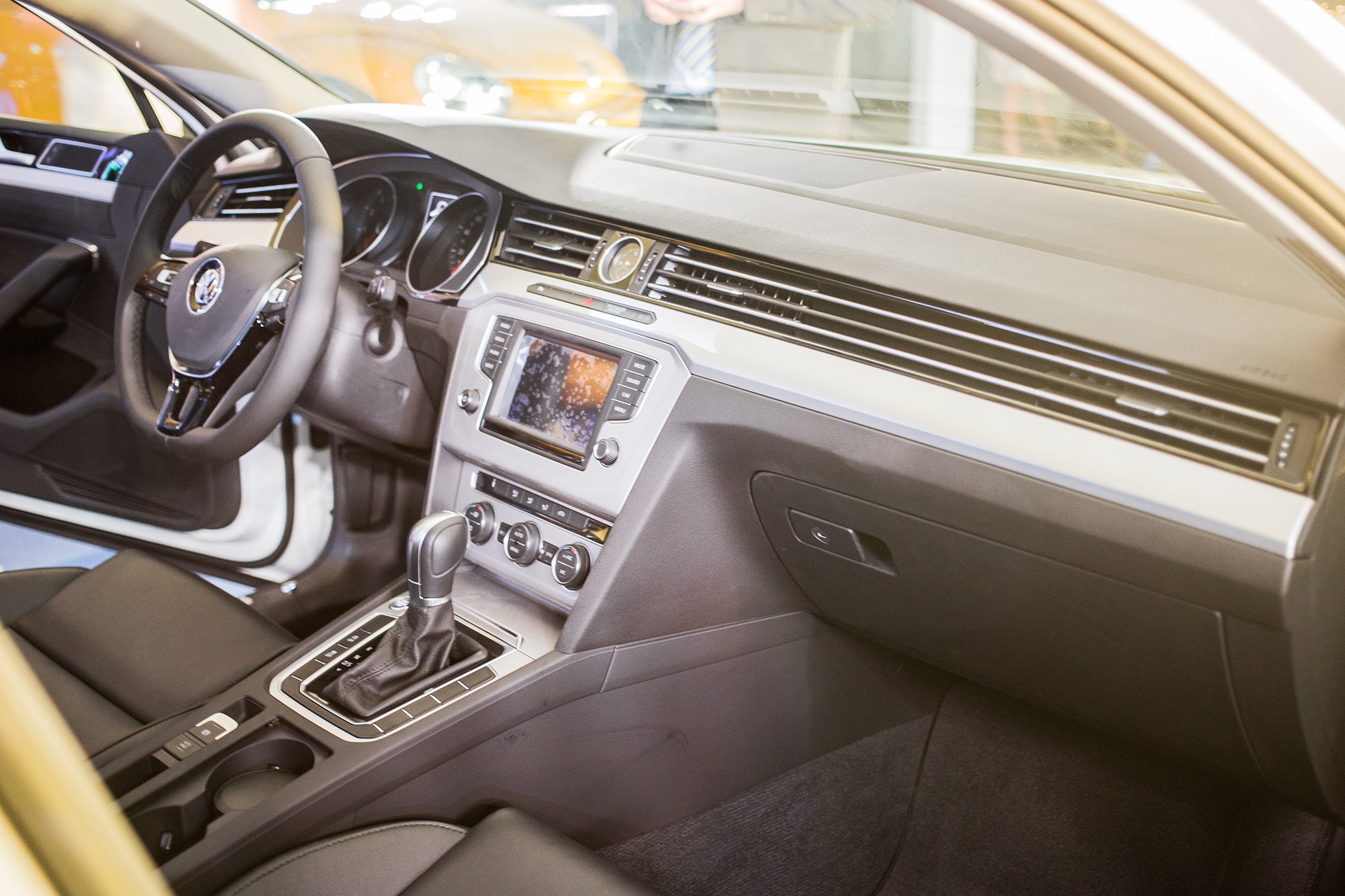 Volkswagen Passat canh tranh Camry anh 8