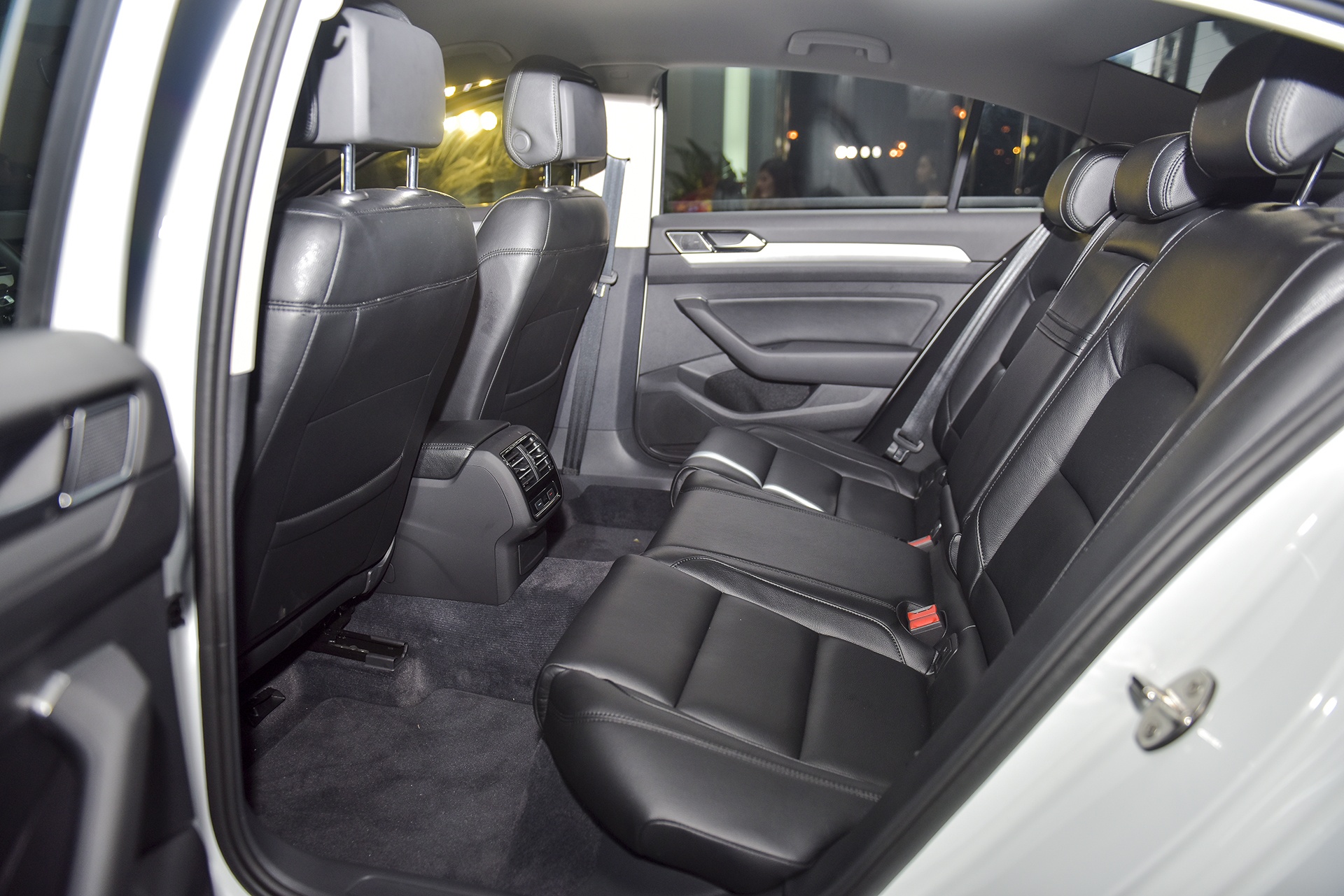 Volkswagen Passat canh tranh Camry anh 12