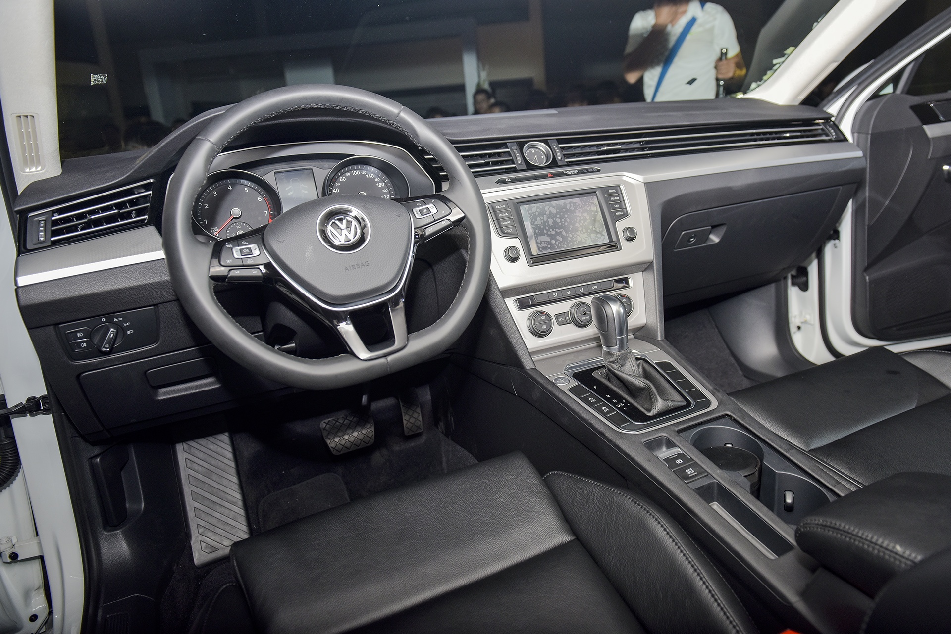 Volkswagen Passat canh tranh Camry anh 7