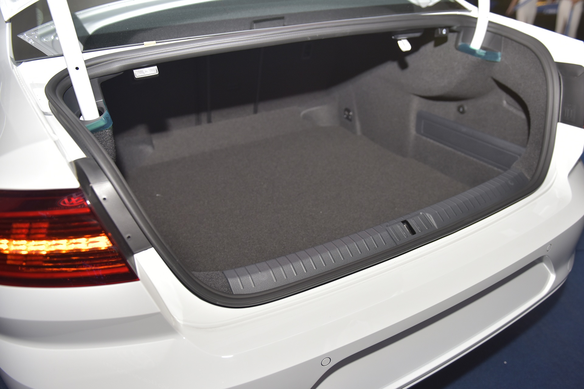 Volkswagen Passat canh tranh Camry anh 13