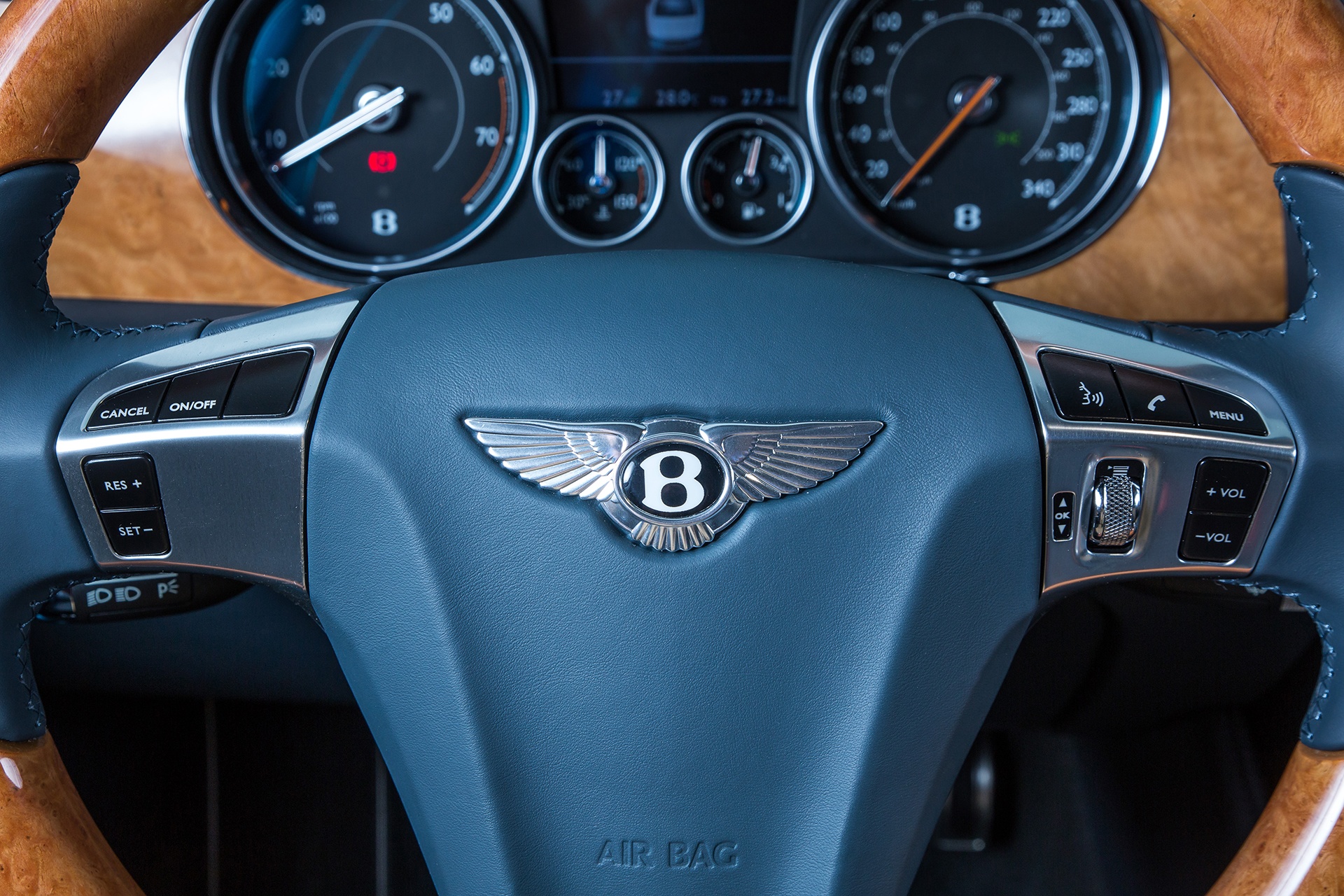 Bentley Flying Spur dac biet tai Viet Nam anh 6