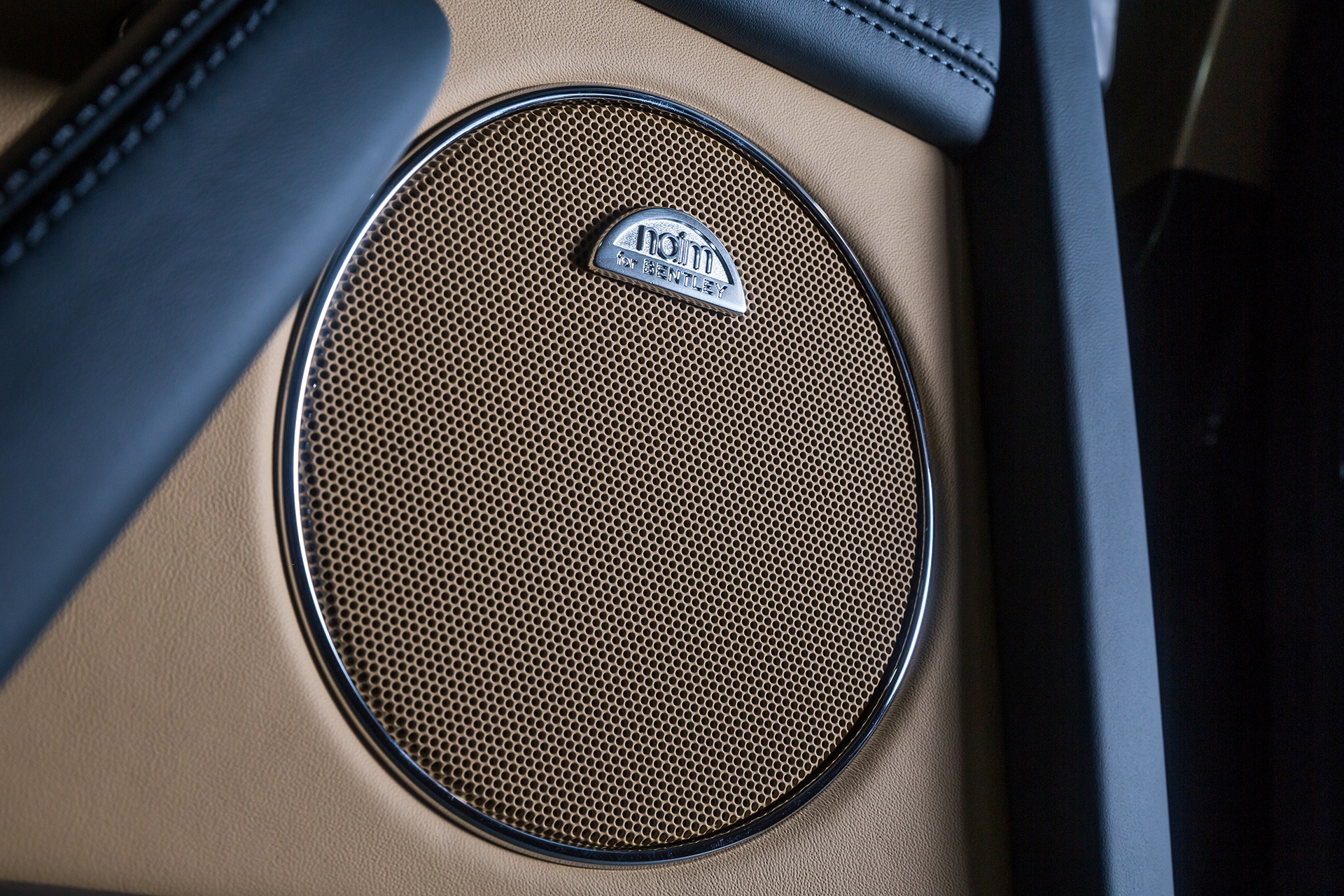 Bentley Flying Spur dac biet tai Viet Nam anh 8