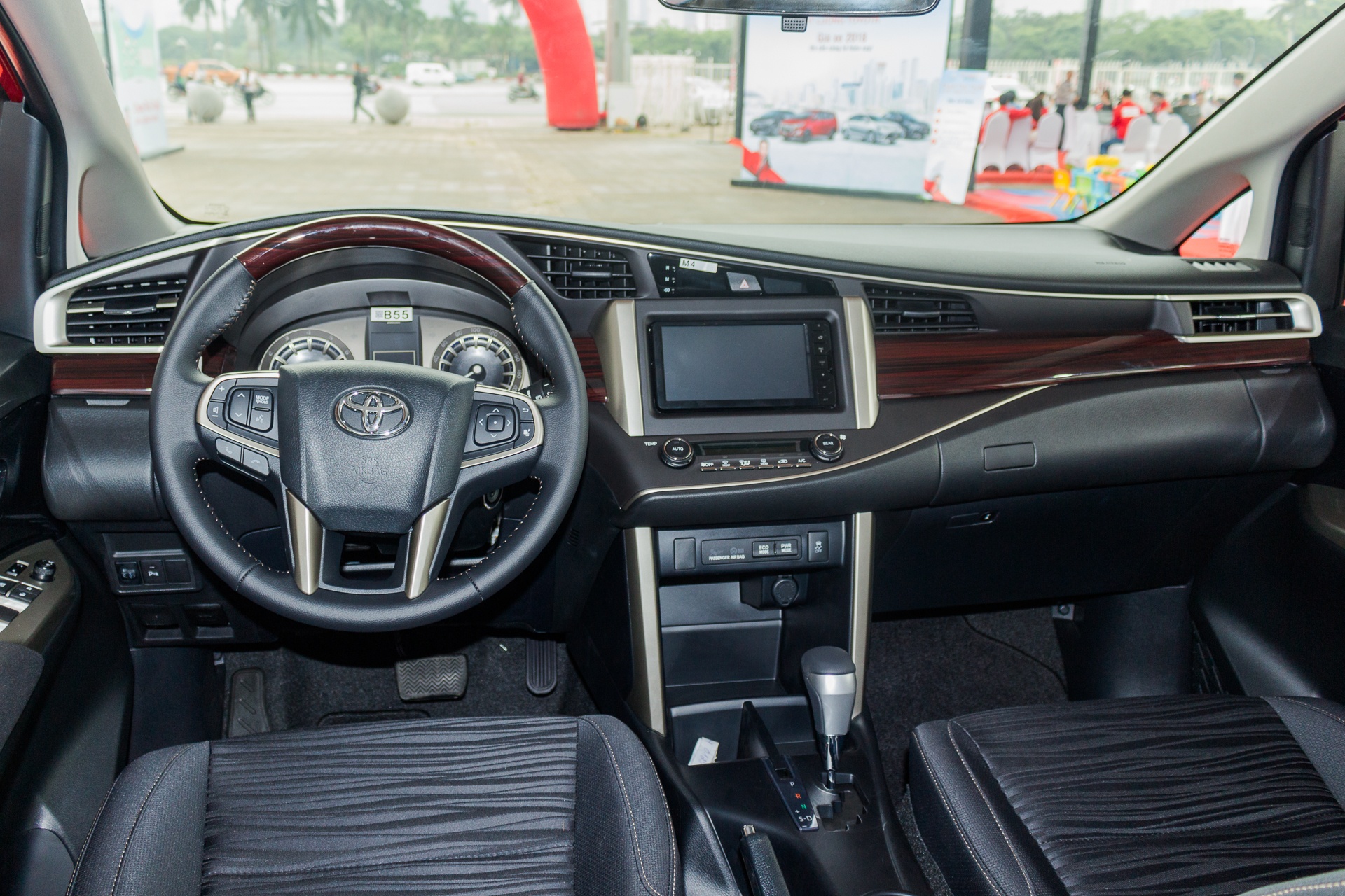 Toyota Innova Venturer tai Viet Nam anh 6