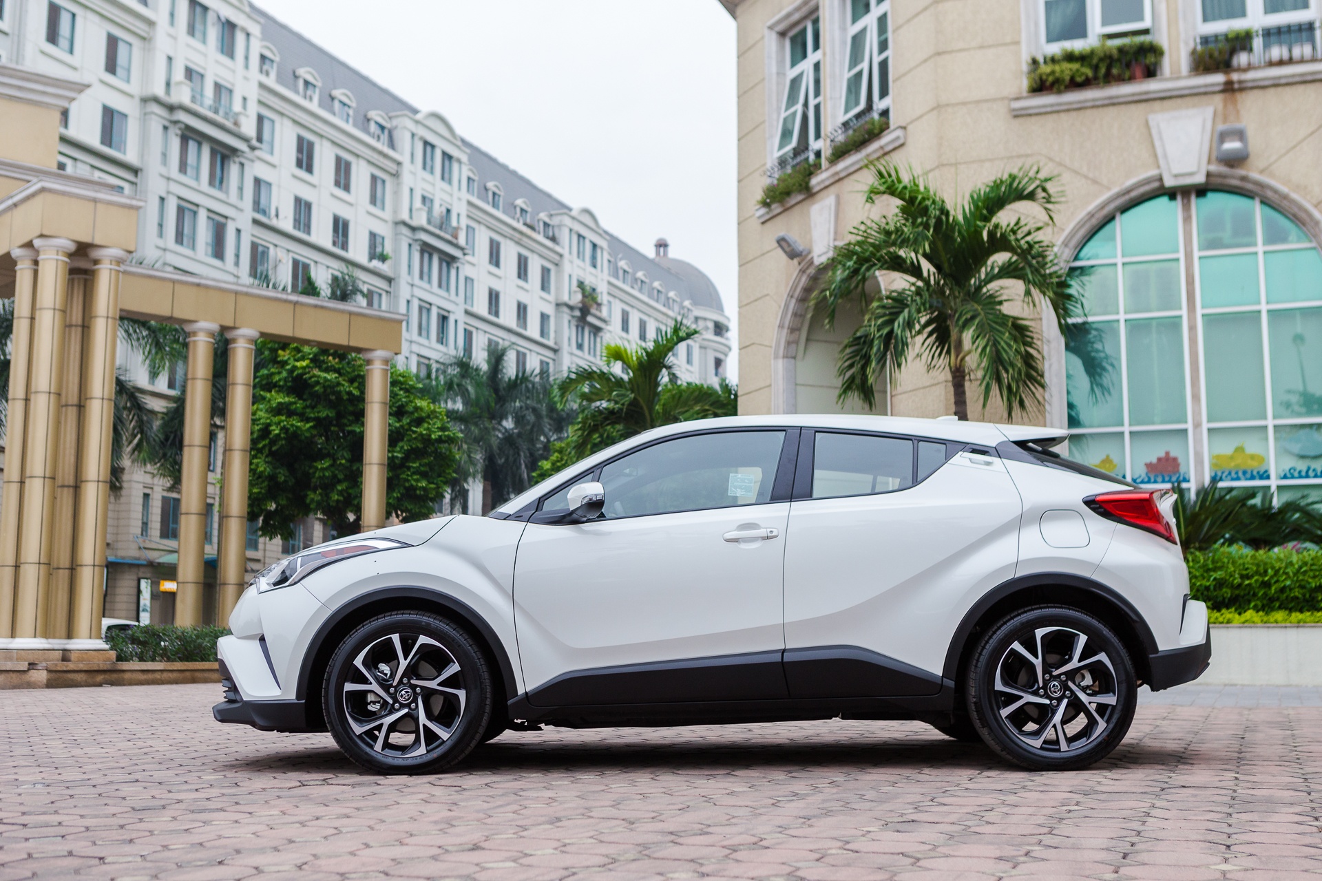 Toyota C-HR anh 2