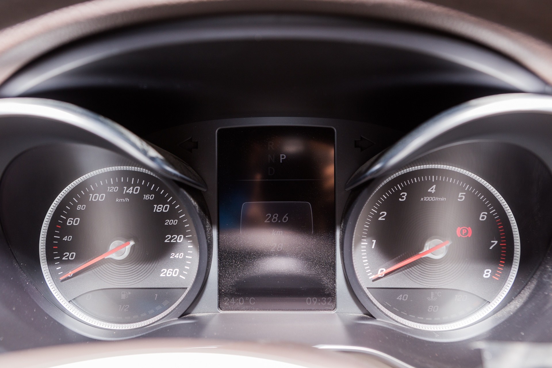 Mercedes-Benz GLC 250 mau doc anh 8